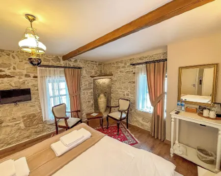 1870's Taş Konak Otel Üç Oda Hotels in Urla