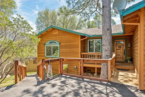 The Nut House - Lovely Home with Hot Tub Home