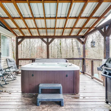 Pet-Friendly Home w/ Deck in Broken Bow!