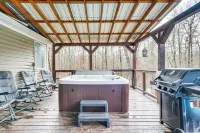 Pet-Friendly Home w/ Deck in Broken Bow!