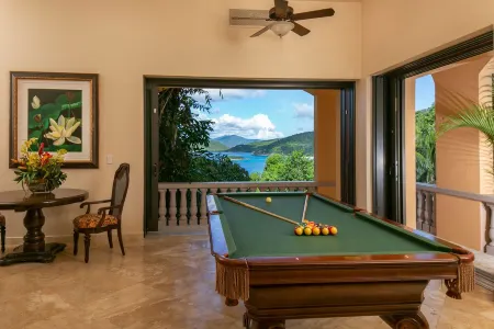 Villa Delfina- 4 min walk to Private Peter Bay Beach! 5 Bedroom Villa with pool.