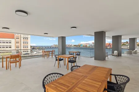 The Wharf 7E city apartment, overlooking Annabay, downtown Willemstad