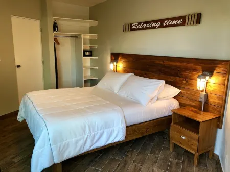 Paradise At A Great Price, Amazing Renovated Waterfront Escape: Private Balcony!