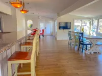 Château Resort on Lake w/Saltwater Pool + HotTub