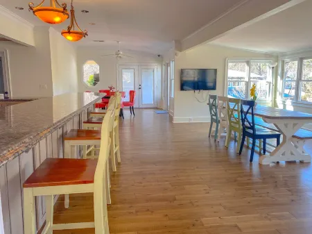 Château Resort on Lake w/Saltwater Pool + HotTub