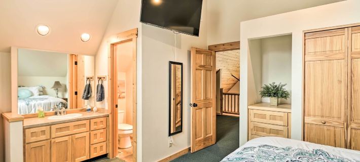 Chalet at Running Y Resort w/ Wraparound Deck! Hotels in Klamath County