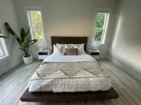Luxury 4 Bedroom Lakehouse with Full Dock Access and Boat Slip