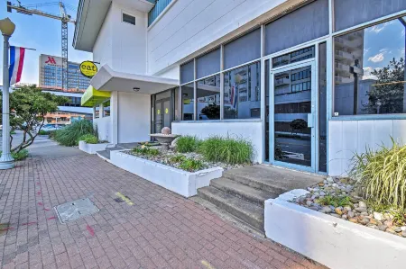 Oceanfront Resort Studio on Virginia Beach! Отели рядом с достопримечательностью «Парк штата Ферст Ландинг»