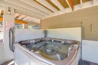 Hot Tub and Deck Mtn-View Pine Getaway! - 3-Star