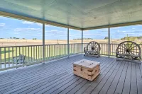 Hot Tub & Game Room: Schulenburg Retreat - Pet friendly