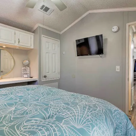 2.5 Blocks to Beach! ‘Miramar Tropical Cabana'