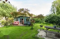 4 Bed-2 Bath-Sleeps 8-Large Garden-Pet Friendly Hotels in Sydling St. Nicholas