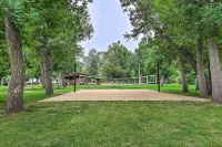Central Creekfront Spearfish Apt by City Park - Homestays