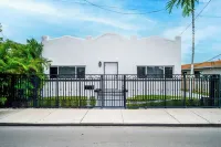 Charming Villa, Sleeps 16, Private Pool, Outdoor Cinema, Central Miami