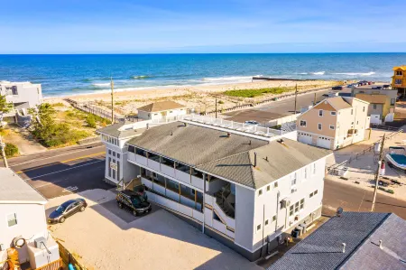 The Hideaway Hotel Отели в г. Manahawkin