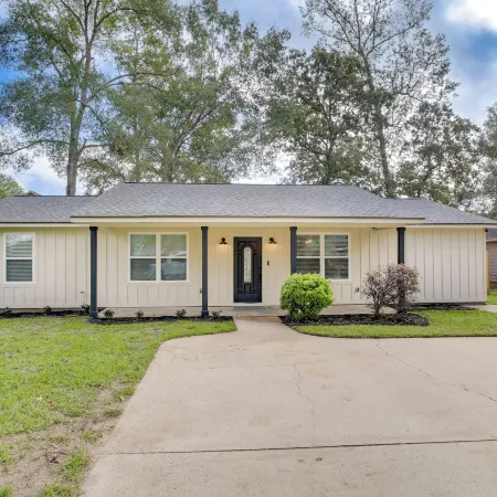 Dog-Friendly Home in the Woodlands w/ Fenced Yard!