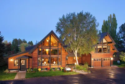 Good Medicine Lodge Отели рядом с достопримечательностью «Уайтфиш Лейк Голф Клаб»
