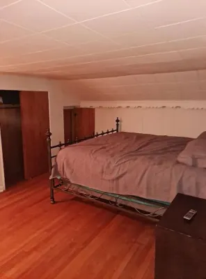Cheerful two bedroom with a deck
