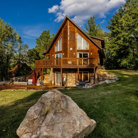DEVILS LAKE ESCAPE -NEW OWNERS!!  SLEEPS 12 -8 BEDS WALK TO THE PARK