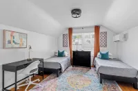 Deacon Stays: The Oak Crest - Walk to The Grounds