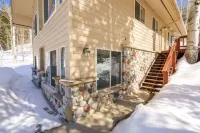 Close to town cabin w/Hot Tub in Steamboat Springs