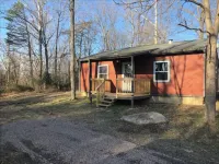 Secluded 2 bedroom cabin near Lake Jackson.