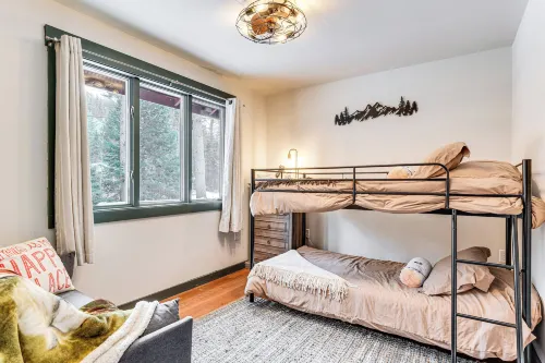 Schroon Forested Retreat w/ Sauna & Hot Tub - Wifi