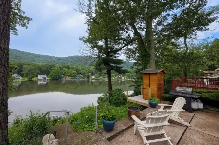 Lakefront Cottage on Moon Lake