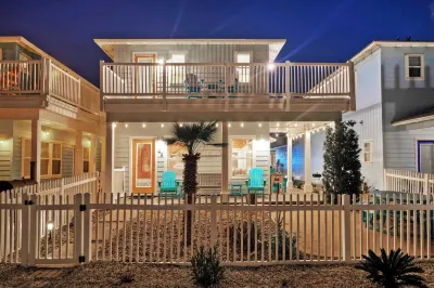 Gated Community w Pool 5Mins to Beach Latitude Adjustment by AvantStay Hotels near Fly It Port ' A