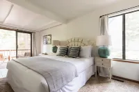 Wolfe by AvantStay 5Mins NorthStar w Hot Tub, Fireplace, 2 Private Decks
