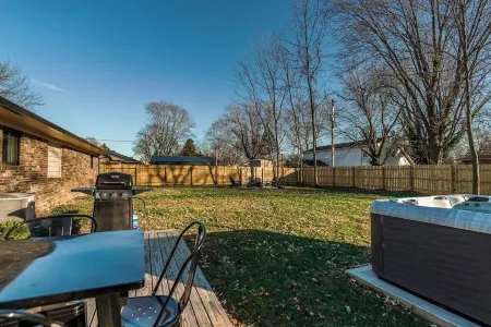 OliveBranch-LuxeDesigner Home-Spa-Firepit-GameZone Отели в г. Джонсон