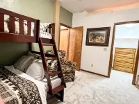 Delightful 3-bedroom house with WiFi in Juneau, AK, centrally located.