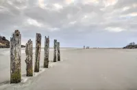 Airy Coastal Escape w/ Deck - Steps to Beach! - que admiten mascotas