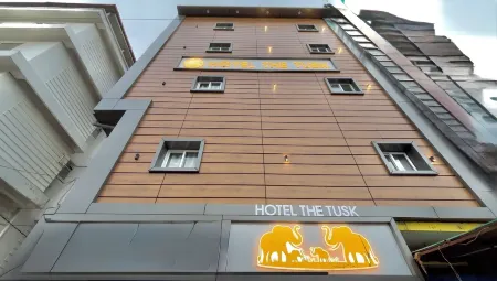 Hotel The Tusk Отели рядом с достопримечательностью «Vishnu Ghat»