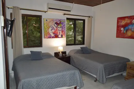 Casa Amplia, 3 cuartos con baño privado y seguridad