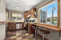 Downtown family friendly cozy condo- Walk to restaurants