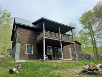 ADK Lake House Vacation, Cozy 5 Bedroom & 2 Bath ウェッブのホテル
