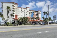 Ocean Front & Fully Renovated Studio in Daytona Beach Daytona Beach Marina附近的飯店