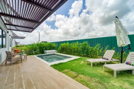 Vistacana Luxury Villa Pool, Near Beach & Airport Отели рядом с достопримечательностью «Экологический парк Indigenous Eyes»