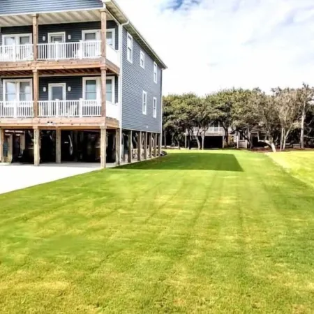DownWinder- Spacious 3 BR House - Walk to Beach