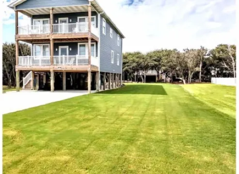 DownWinder- Spacious 3 BR House - Walk to Beach