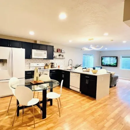 Spacious 2 KingBed 2 QueenBed Basement Apartment