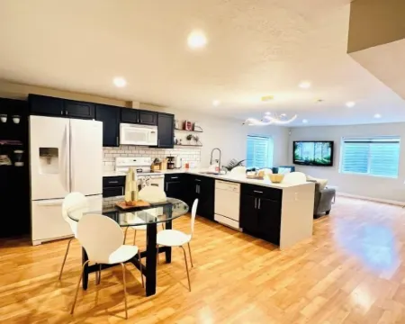 Spacious 2 KingBed 2 QueenBed Basement Apartment Hotels in Draper