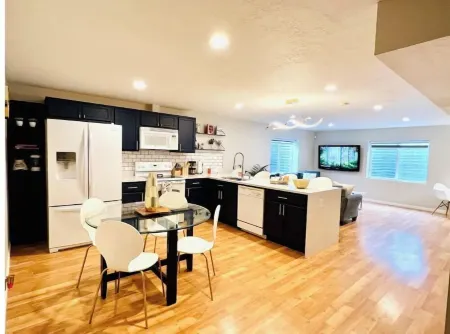 Spacious 2 KingBed 2 QueenBed Basement Apartment