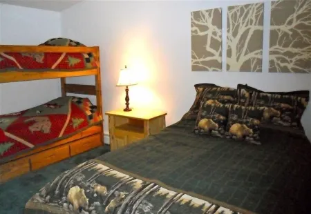 Best Location - Walk to local restaurants and shopping, across from Hyatt Отели рядом с достопримечательностью «Санд Харбор»