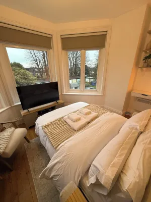 Beautiful 1-bedroom apartment. Perfect for couples, families, or friends. Hotels near Surbiton