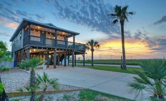 Boujee Pelican by AvantStay Pool Game Room Views