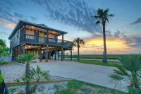 Boujee Pelican by AvantStay Pool Game Room Views