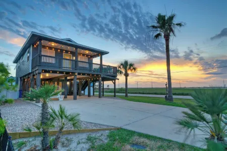 Boujee Pelican by AvantStay Pool Game Room Views