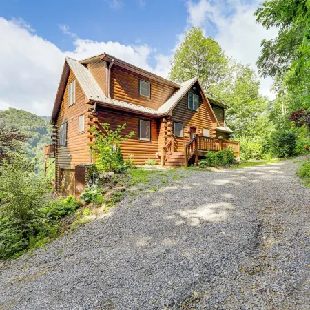 Decks & Mountain Views: Waynesville Getaway!